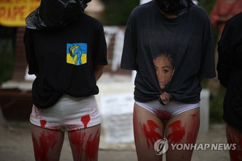 러시아군 전쟁범죄 규탄 퍼포먼스를 벌이는 폴란드 여성들[EPA 연합뉴스자료사진]